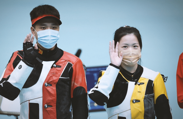 杨倩回乡，拜访母校挤满人，迎接仪式隆重！小学照曝光，和现在几乎一模一样