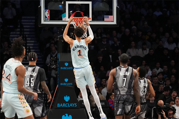 文班亚马神勇！19+7+6 帽逆转篮网，头部受伤无碍，盖帽破百创纪录