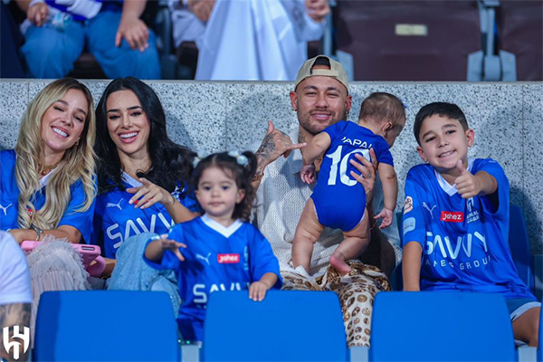 32岁内马尔躺赢2冠！抱爱女庆祝，C罗会羡慕吗？