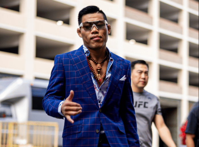 够火爆！互相推搡+砸水瓶，赛前发布会突发情况，李景亮被迫离场