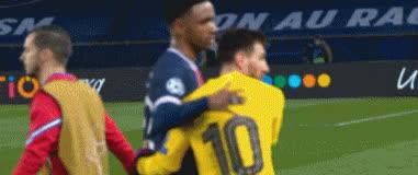 要去吗? 梅西赛后与巴黎球员和主帅一一拥抱致意