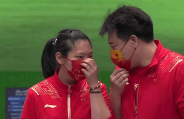 00后小将勇夺奥运金牌！爷爷祝贺奶奶哽咽，家乡小区挂横幅庆祝