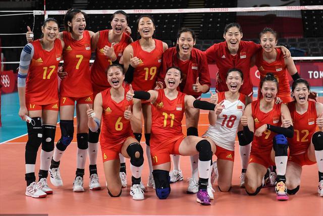 告别战？郎平哭肿双眼道歉，女排送上暖心礼物或让郎导体面离开