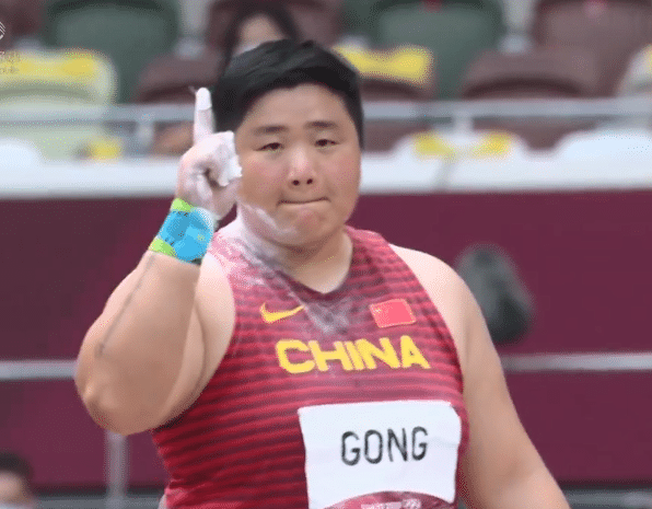 集齐金银铜！巩立姣首次站上领奖台，身披国旗庆祝，她就是新王