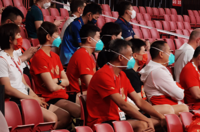 国乒开门红！许昕刘诗雯4比1逆转进8强，刘国梁带领全队观战