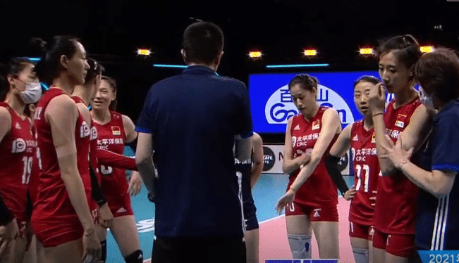 十大相同点！中国女排梦回里约，安家杰朝球员怒吼：瞪眼睛上啊