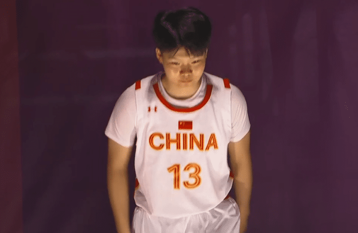 奥运会篮球：中国队酣畅淋漓大胜，02年小将统治内线打溃意大利