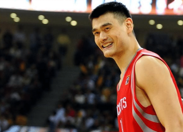 巅峰姚明在NBA是什么水平？他和约基奇谁更强？