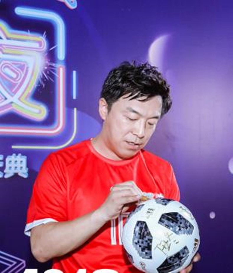 黄渤亮相青岛足球公益赛 为足球推广献力