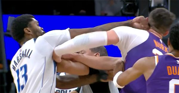 太阳独行侠之战变 “武斗场”，三人冲突遭驱逐，比赛风云突变