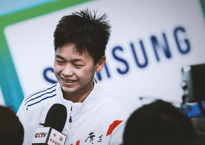 全红婵回家，迎接仪式太隆重，烟花炮竹拉了一卡车！红婵奶奶被众人簇拥