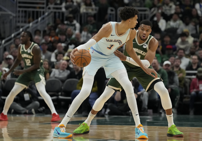 加冕队史两双王！字母哥赛场统治力续写传奇