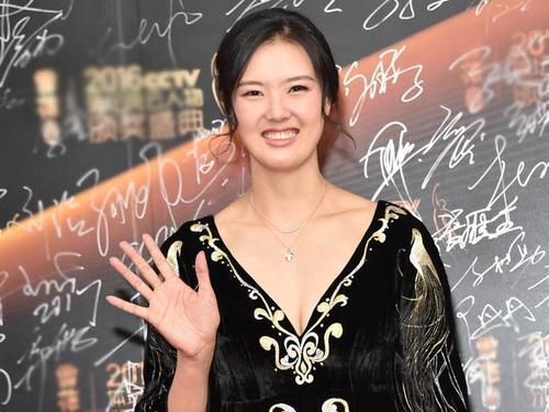 国足赢球奖600万，五连胜的女排能拿多少奖金？朱婷能拿多少？