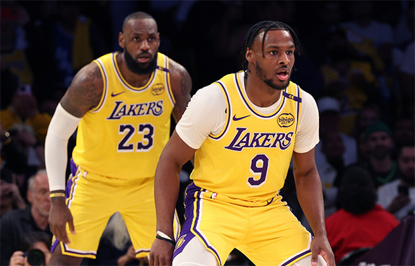 詹姆斯24+11又破纪录：战斧劈扣点燃客场 为布朗尼得分激情庆祝