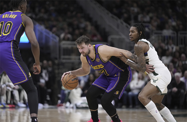 东契奇狂轰45+11刷爆纪录，无奈湖人4分钟崩盘，三连败雪上加霜