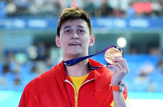 孙杨太拼！连续2天直播带货，4万人观看够火爆，大量游客拍照