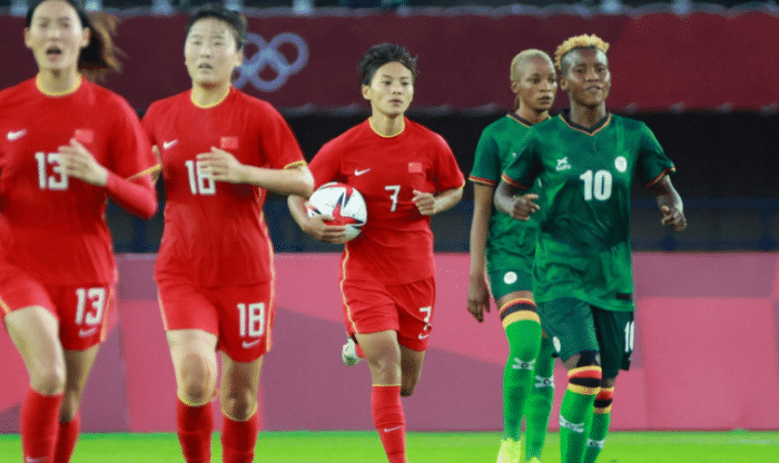 争议！贾秀全被骂上热搜，董路解读女足战术：脑袋拴裤腰带上