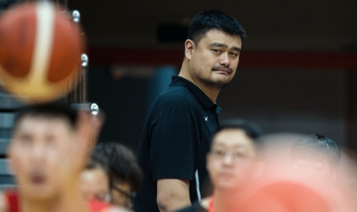 姚明未出征！中国男篮无缘奥运会，50万美元买资格，两战输55分