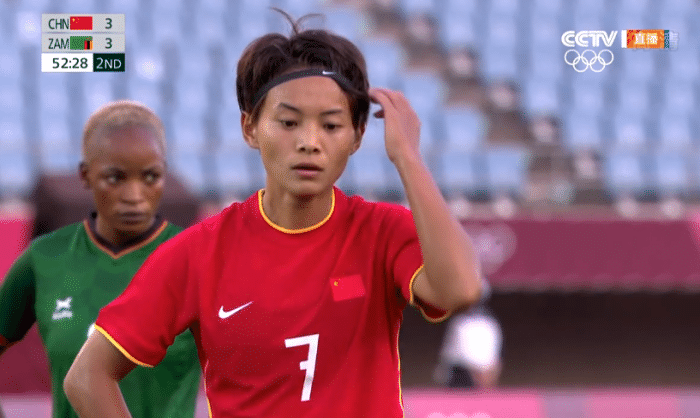 王霜大四喜太无奈！女足主帅全场散步，球迷呼吁：贾秀全赶紧下课吧