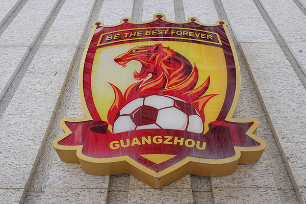 国字号教练举动惹质疑，向广州队施压放球员，称不听召永不录用