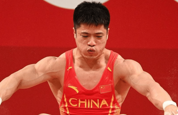 李发彬破奥运纪录夺金！家乡亲友欢呼雀跃，点燃鞭炮庆祝夺冠