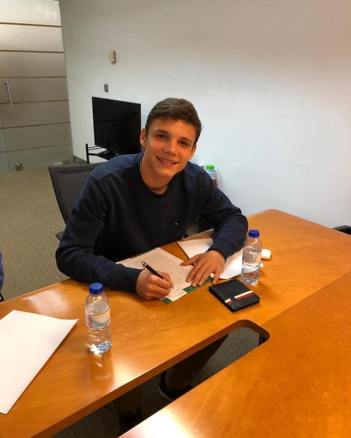 曼联欲购葡超新晋中卫，是B费师弟和济科远房亲戚！毁约金4100万