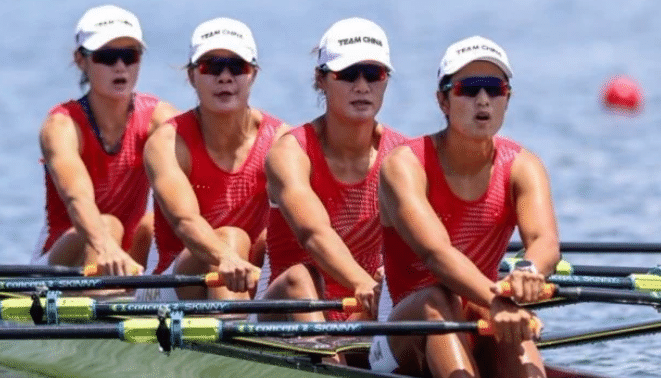 境外首枚奥运金牌！中国女子赛艇队打破世界纪录，四朵金花欢呼庆祝
