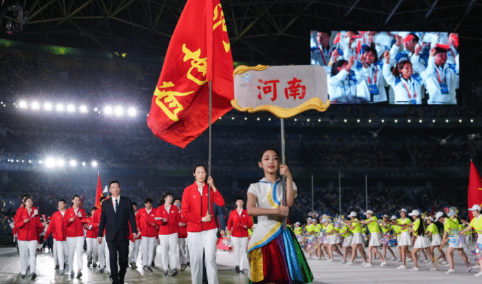 泪目！朱婷举旗手缠绷带，仍露开心笑容，父亲表态：必须报答母队