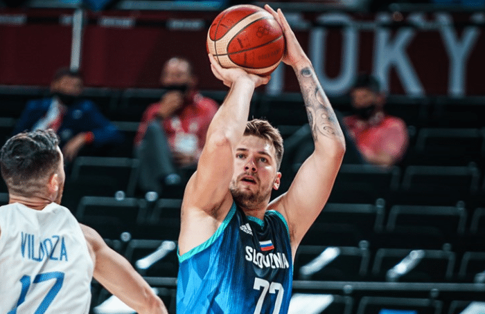 登美国热搜第一！东契奇半场31+8打爆世界亚军，看台罕见迎来粉丝