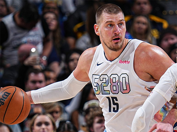 约基奇15投27+13+10三节打卡，76人惨遭7连败，掘金豪取3连胜