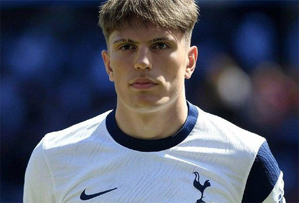 热刺盯上加纳乔！阿莫林想留，曼联小将转会悬念拉满