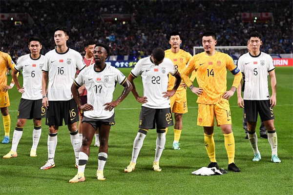 国足惨败后陷混乱？传多名国脚情绪崩溃，指责主帅临场指挥
