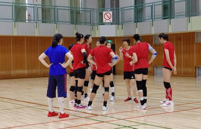 七仙女围听训话，郎平打造秘密武器露真身， 暴力扣球或成杀手锏