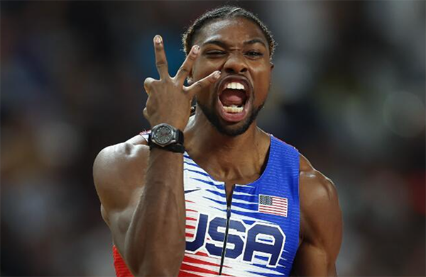 博尔特后首人！莱尔斯加冕三冠王，交接棒失误仍夺冠，霸气手势