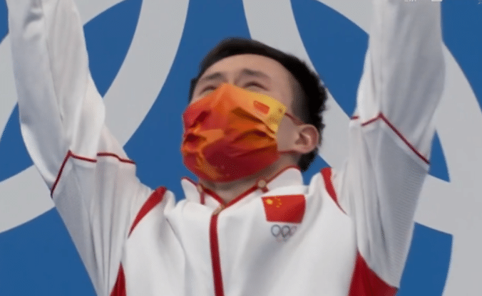 谢思埸奥运再夺金！妈妈姐姐疯狂飙泪，亲友观战现场彻底沸腾