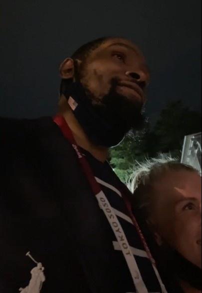 杜兰特表情亮了！美国队为KD提前两月唱生日歌+比利时女篮国手表白！