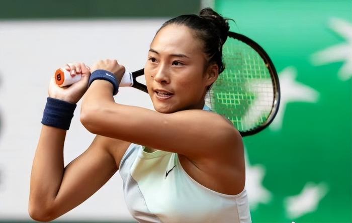 郑钦文自曝出局真因！遭遇生理期强忍剧痛，妈妈观战太心疼