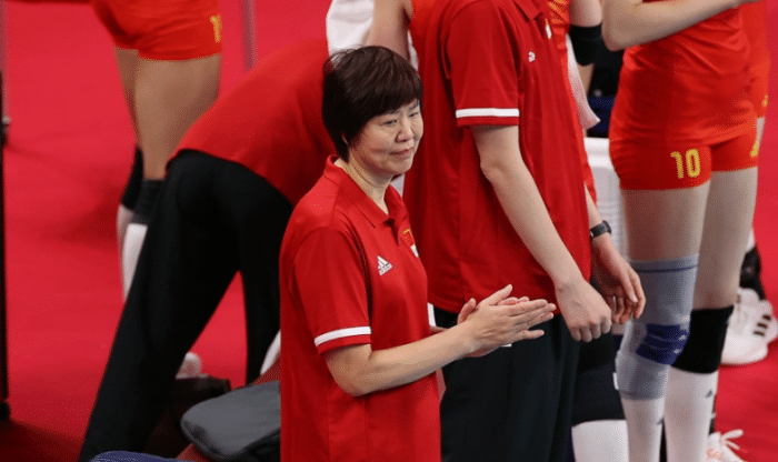 中国女排陷入绝境！郎平不断调整，丁霞紧张被换，朱婷进攻遇阻