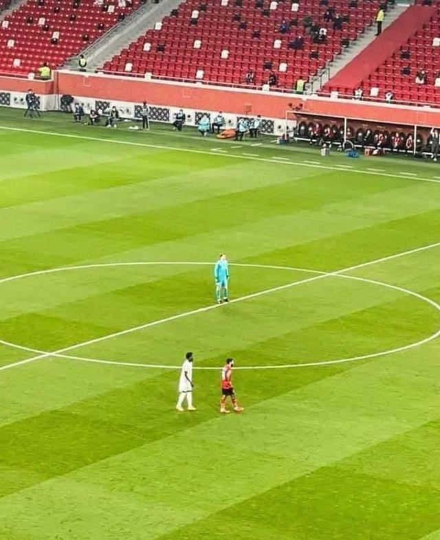 侮辱性极强，诺伊尔站在中圈点“看球”