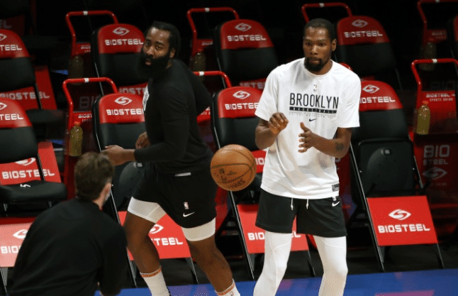 太沮丧！杜兰特拿球砸头，看看场边哈登的反应，大哥范十足