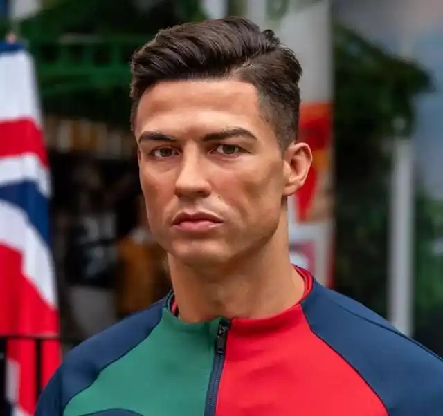 太受欢迎的 “代价”？太阳报：C 罗蜡像每日清洁口红痕