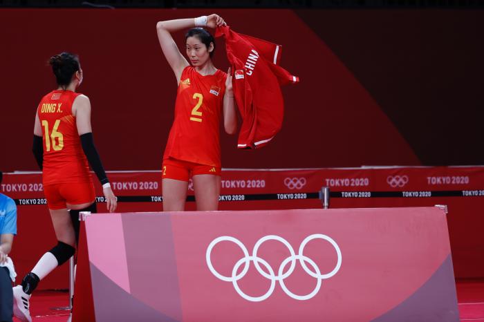 女排首胜难掩尴尬，王梦洁表现尴尬，郎平承认错误，不该放弃林莉