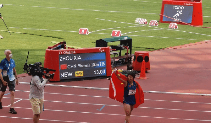 太强了！中国队2小时连夺4金，打破百米世界纪录，举重铁饼强势