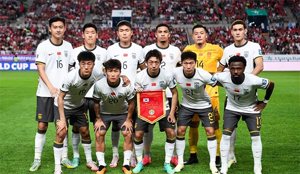 国足战澳大利亚首发预测：八人主力稳当，张玉宁候补，两大 “爆点” 待选