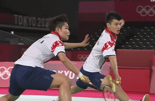 中国队第18金黄鸭组合爆冷夺金！王懿律妈妈放声痛哭，直言没想到，爸爸太淡定