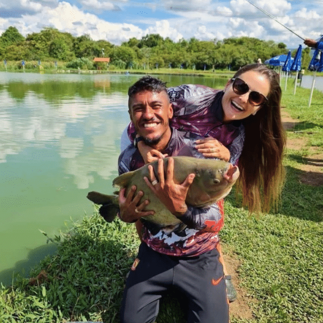 不务正业？恒大保利尼奥和娇妻钓水鱼，金特罗与深圳队友坐跳楼机