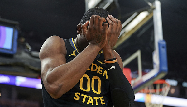 库明加右踝严重扭伤，勇士队遭受重创，科尔期望李凯尔填补空缺