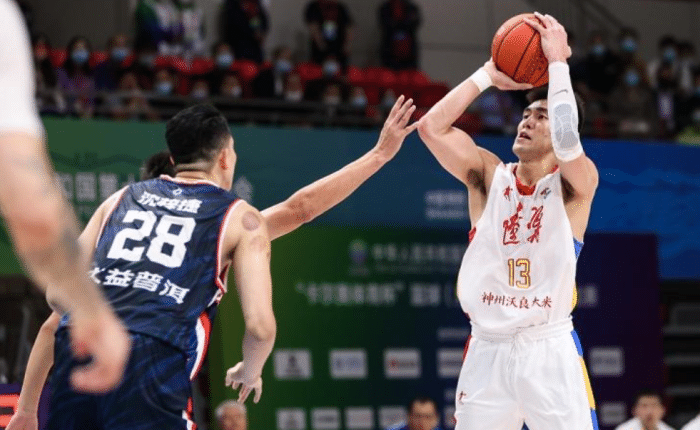 颁奖仪式！广东队闷闷不乐，全场高呼郭艾伦，刘玉栋为蒋兴权戴金牌！