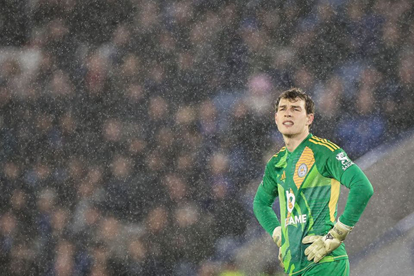 48岁范尼咋了？主场6连败丢15球，被球迷狂嘘还退场抗议