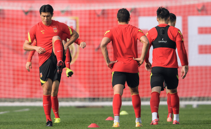 争8连胜！国足首发11人浮现：队长+3大金靴领衔，执行442以攻代守